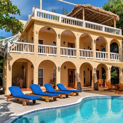 Oceanfront Belize Villa • Pool • Rooftop Deck • Ideal for Families